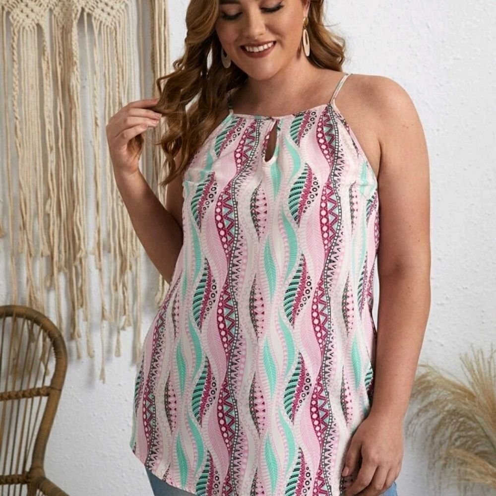 🎉HP🎉Plus Keyhole Front Geo Print